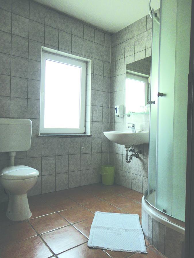 Prenociste "Magnus" Bed & Breakfast Slavonski Brod Exterior photo