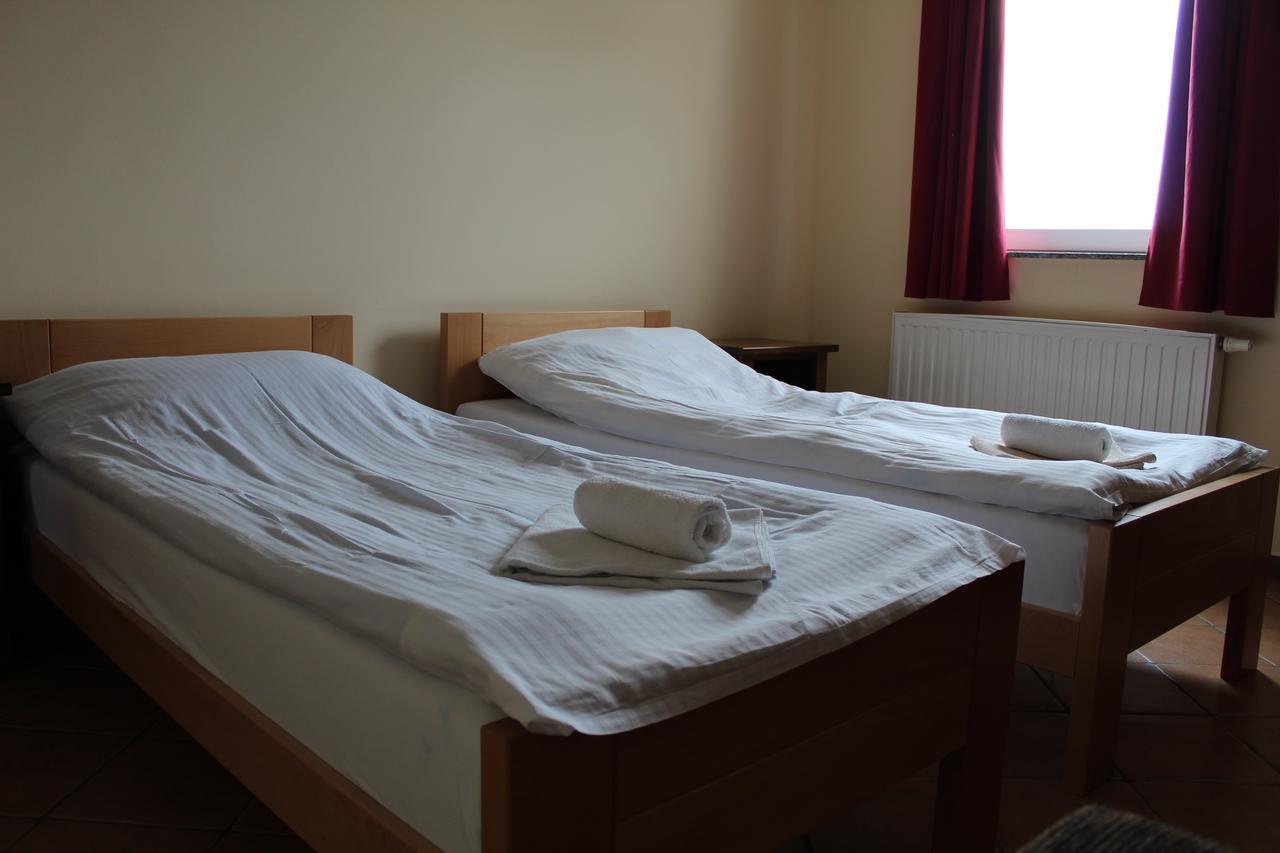 Prenociste "Magnus" Bed & Breakfast Slavonski Brod Exterior photo
