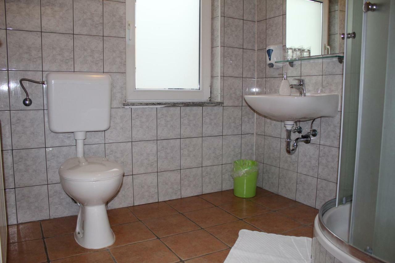 Prenociste "Magnus" Bed & Breakfast Slavonski Brod Exterior photo