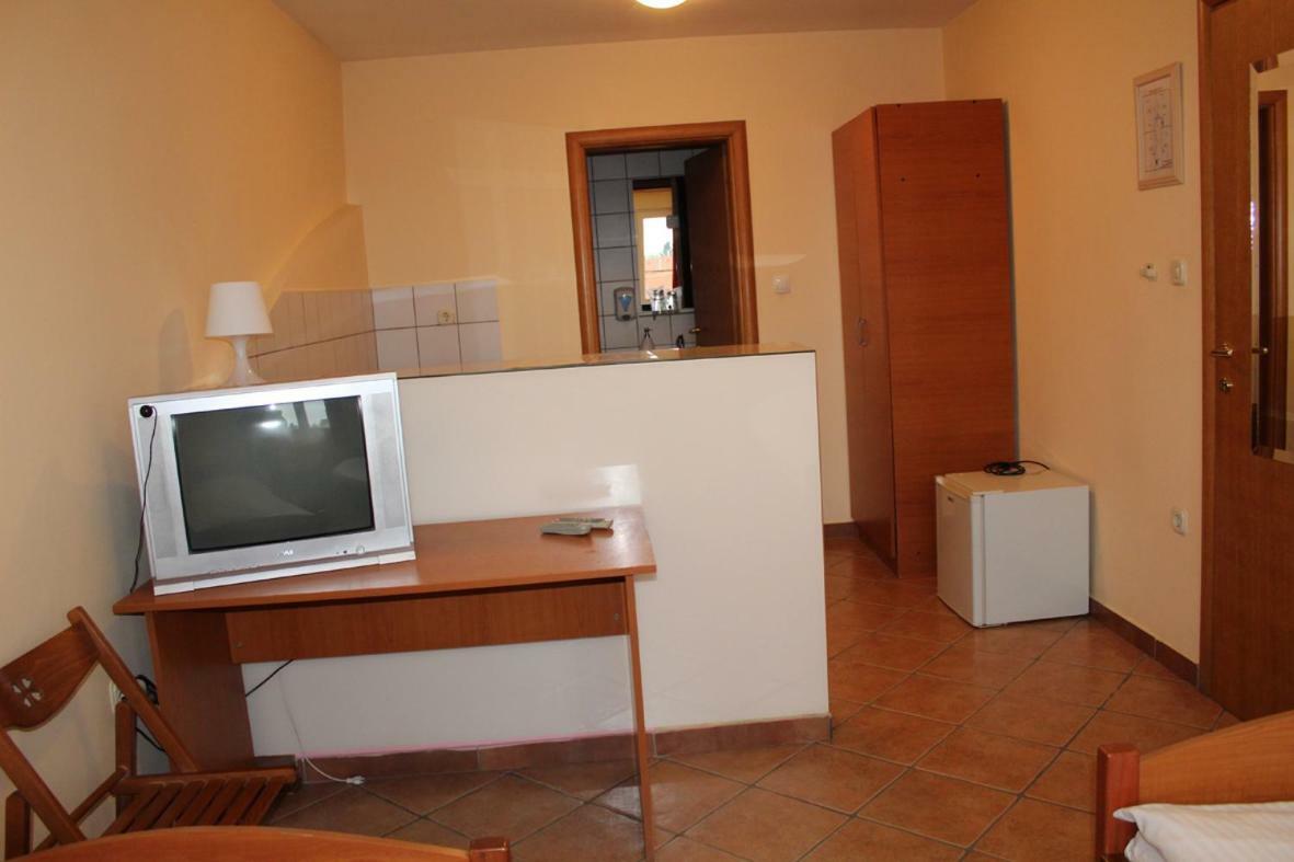 Prenociste "Magnus" Bed & Breakfast Slavonski Brod Exterior photo